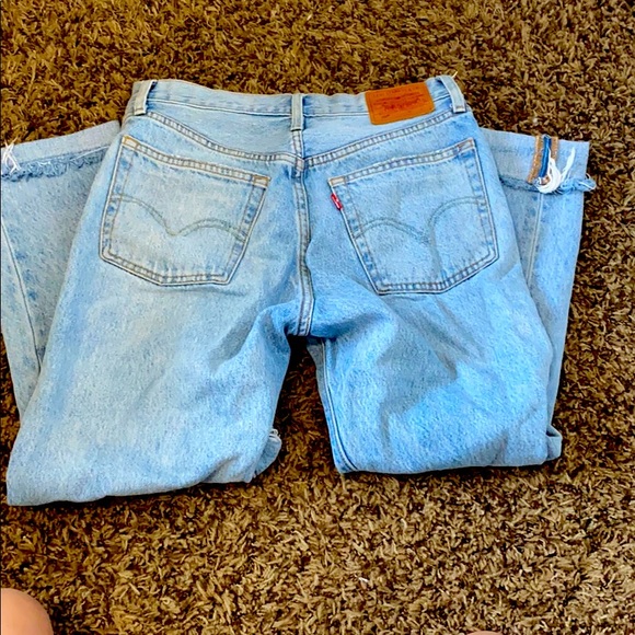 Distressed Levi jeans - Picture 2 of 4